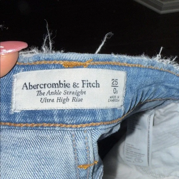 Abercrombie & Fitch Light Blue Cropped Jeans - Picture 6 of 6